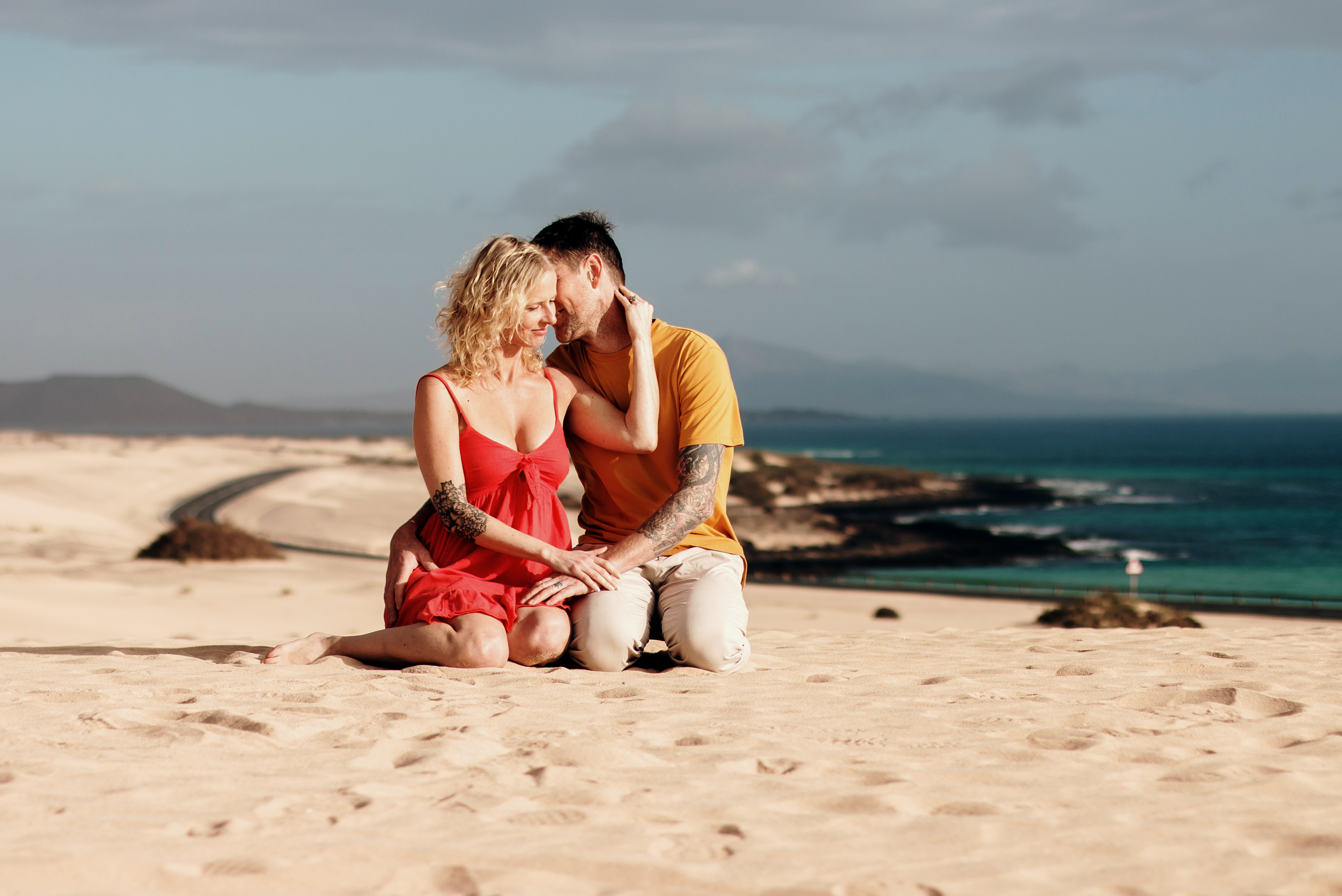 Fuerteventura photography session: Couple captured in beautiful morning photo shoot on Grandes Playas - Dunes of Corralejo beach