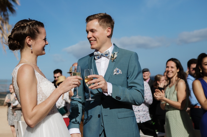 Braut und Bräutigam trinken Champagner bei ihrer Hochzeit auf Fuerteventura